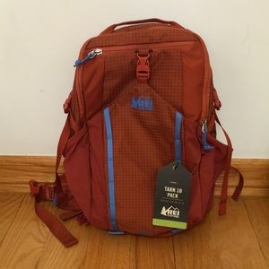 NWT Kids’ REI Tarn 18 Pack in Redrock Color (Daypack for kids 8-12)